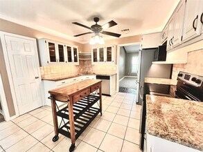 15555 Mosscove Cir in Dallas, TX - Foto de edificio - Building Photo