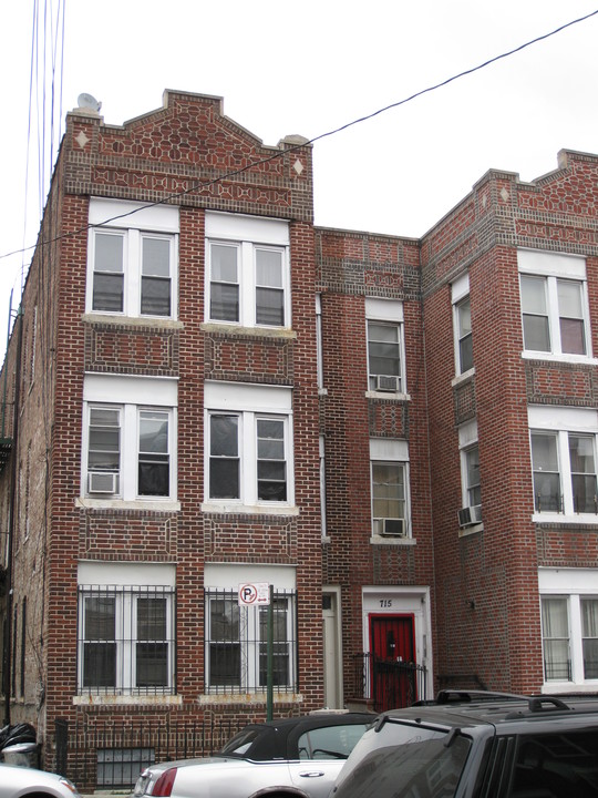 711 Miller Ave in Brooklyn, NY - Building Photo