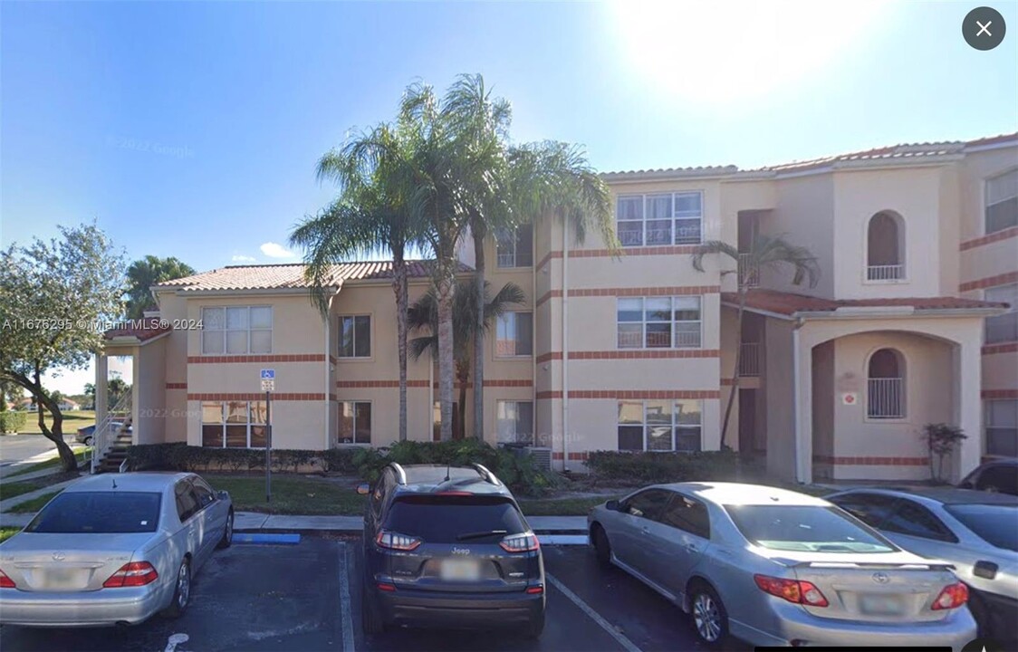 3440 Pinewalk Dr N in Margate, FL - Building Photo