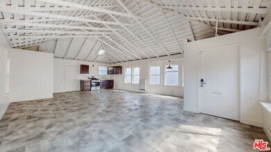 2221 Neilson Way in Santa Monica, CA - Building Photo - Building Photo
