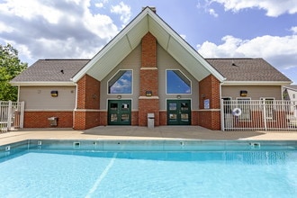 Town Center Apartments in Champaign, IL - Foto de edificio - Building Photo