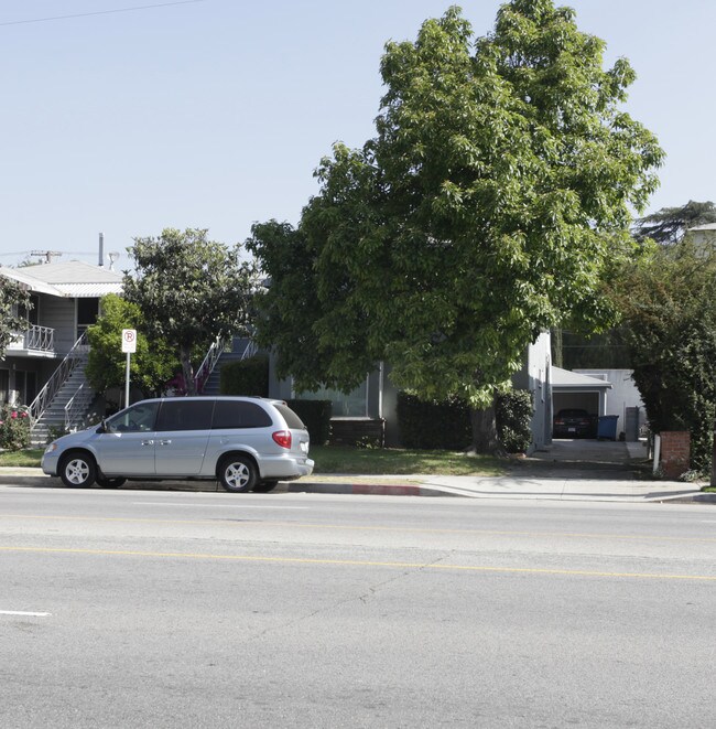 11737-11739 1/2 Riverside Dr in Valley Village, CA - Building Photo - Building Photo