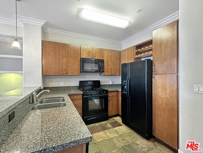 24585 Town Center Dr in Santa Clarita, CA - Building Photo - Building Photo