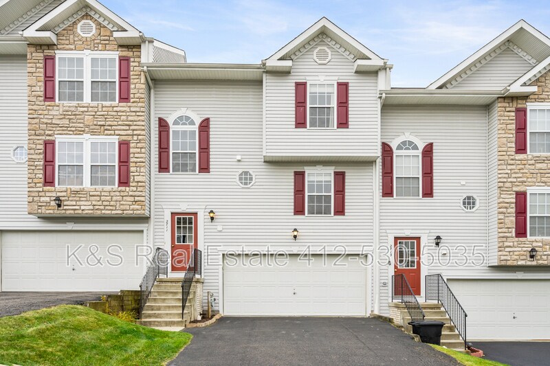 2711 Canterbury Dr in Imperial, PA - Building Photo