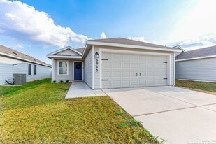 5935 Texas Spur in Seguin, TX - Building Photo