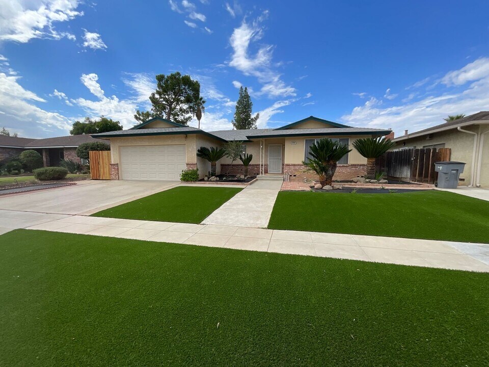 6767 N Sierra Vista Ave in Fresno, CA - Building Photo