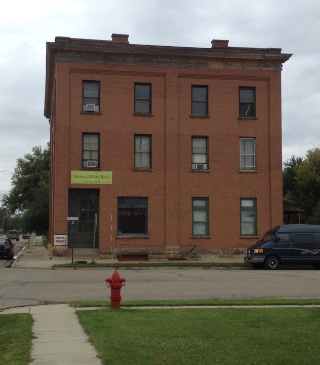 Hotel Berry Apartments in Velva, ND - Building Photo