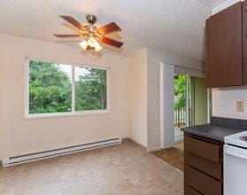 Gladstone Forest Apartments in Gladstone, OR - Building Photo - Building Photo