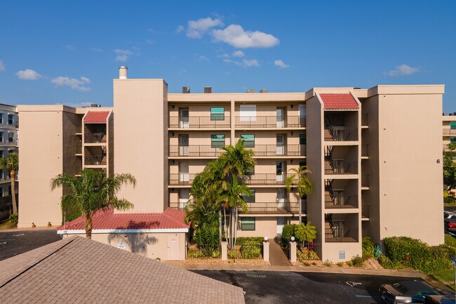 The Oaks in Cape Canaveral, FL - Foto de edificio - Building Photo