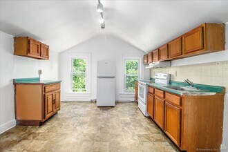 34 Poplar St in New Milford, CT - Building Photo - Building Photo