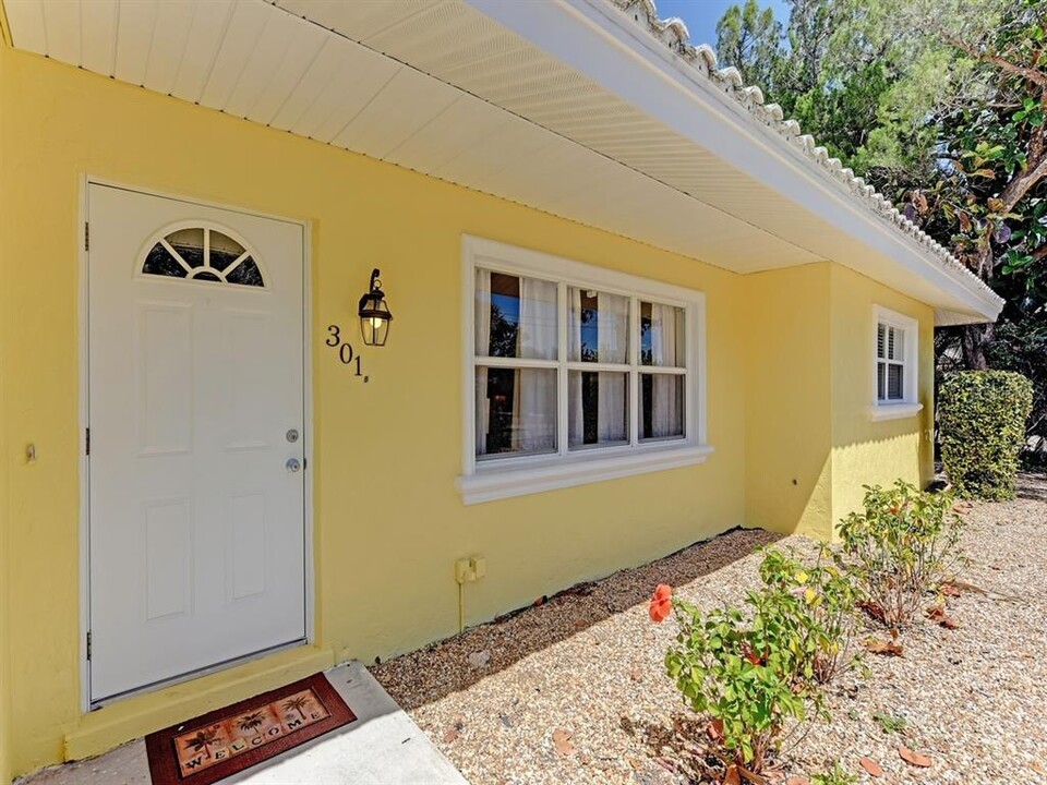 301 Avenida Madera in Siesta Key, FL - Building Photo