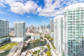 68 SE 6th St in Miami, FL - Foto de edificio - Building Photo