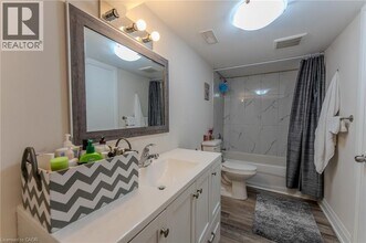 77 W 4th St in Hamilton, ON - Building Photo - Building Photo