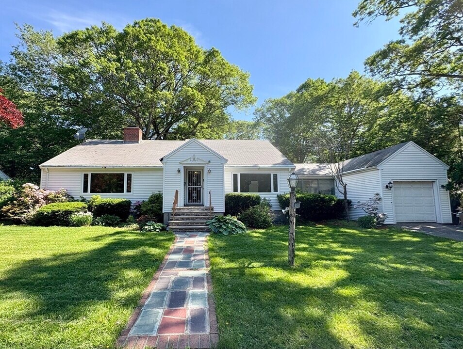379 Newton St in Brookline, MA - Building Photo