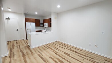 375 S 3rd St, Unit 108 in Burbank, CA - Building Photo - Building Photo