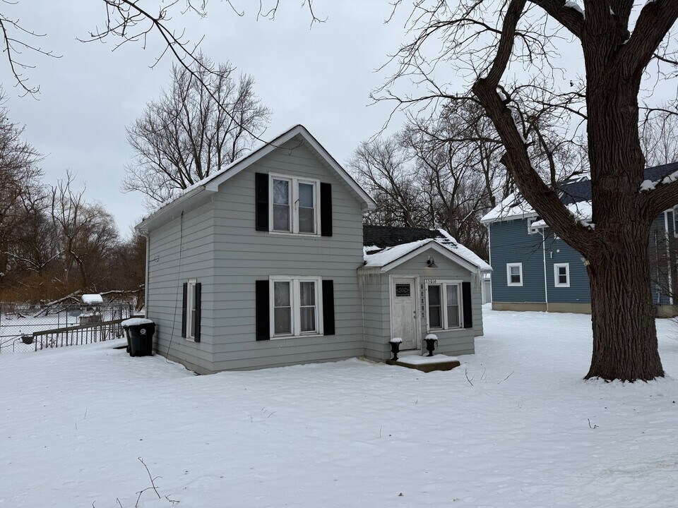 15036 W Russell Rd in Zion, IL - Building Photo