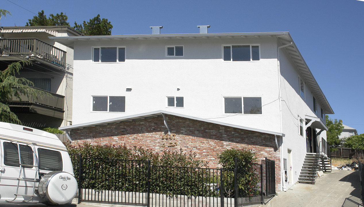 3647 Coolidge Ave in Oakland, CA - Building Photo