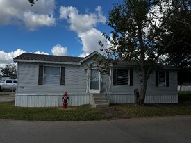 122 Fox Meadow Dr in Alvin, TX - Building Photo
