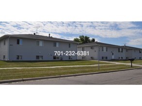 631-632 2nd Ave E in West Fargo, ND - Building Photo - Building Photo