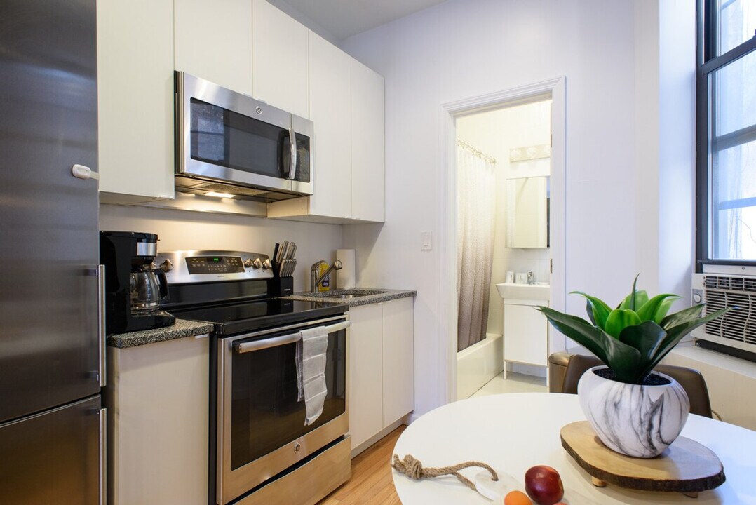 230 E 83rd St in New York, NY - Building Photo