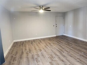 2632 Hidden Lake Dr N, Unit H in Sarasota, FL - Building Photo - Building Photo