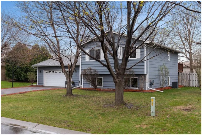 9124 Goldenrod Ln N in Maple Grove, MN - Foto de edificio - Building Photo