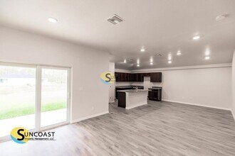 359 Greenbriar Blvd in Lehigh Acres, FL - Foto de edificio - Building Photo