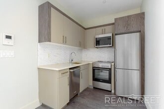 772 St Johns Pl-Unit -3A in Brooklyn, NY - Building Photo - Building Photo