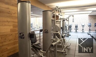 451 W 37th St, Unit 2703 in New York, NY - Building Photo - Building Photo