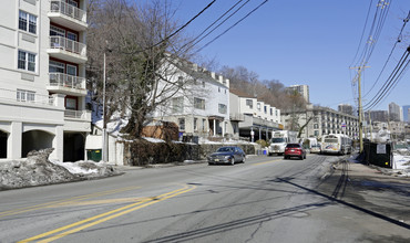 The Park House in Edgewater, NJ - Building Photo - Building Photo