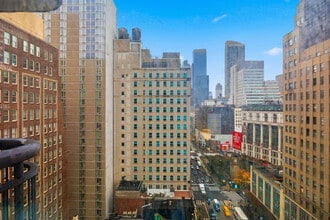 68 W 37th St in New York, NY - Building Photo - Building Photo