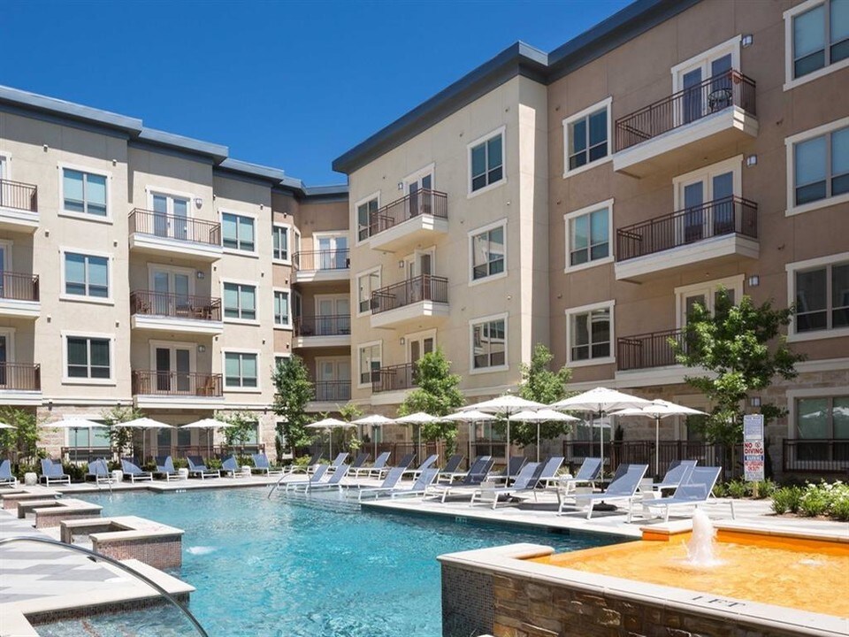 Fountain Pointe Las Colinas in Irving, TX - Building Photo