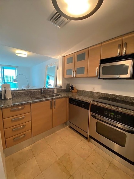 2101 Brickell Ave, Unit 2210 in Miami, FL - Foto de edificio - Building Photo