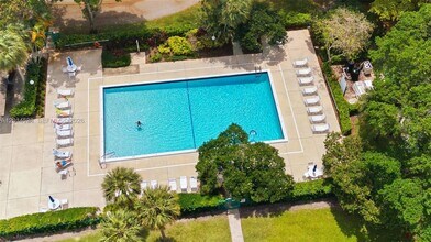 821 Cypress Blvd in Pompano Beach, FL - Building Photo - Building Photo