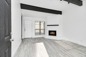 8573 Wilcrest Dr in Houston, TX - Foto de edificio - Building Photo