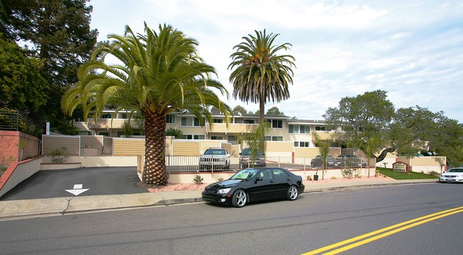 Carlmont Gardens in Belmont, CA - Building Photo - Building Photo