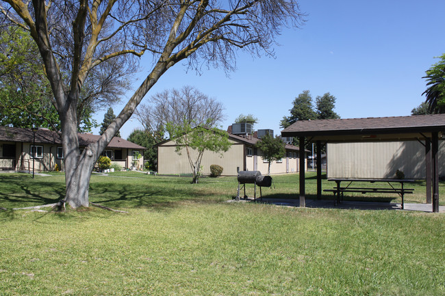 Lula Haynes Plaza Apartments in Fresno, CA - Foto de edificio - Building Photo