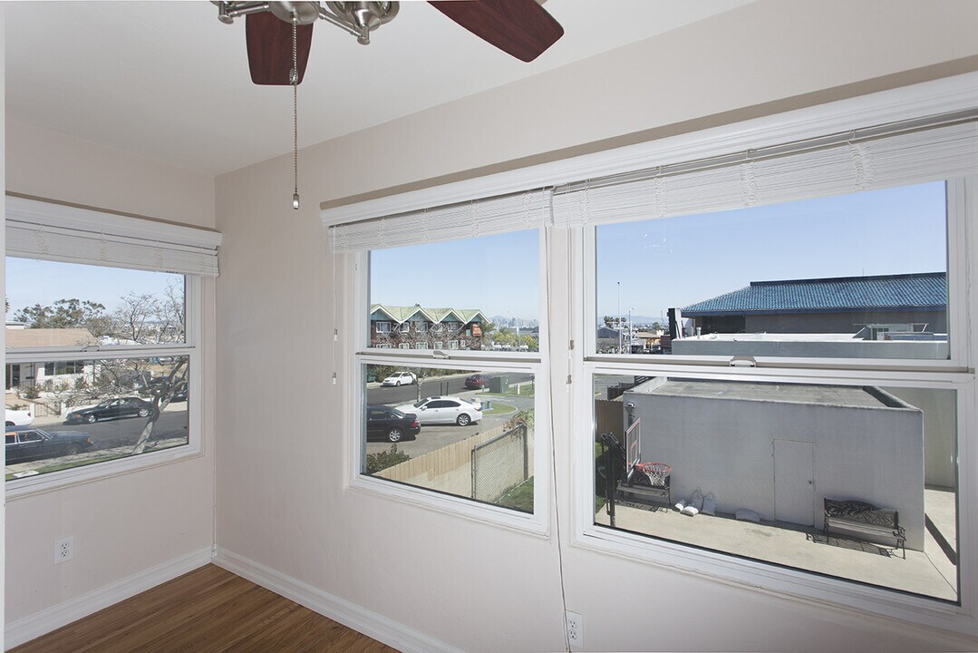 3040 Cañon St in San Diego, CA - Building Photo
