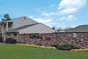 Williamsburg Townhomes in Milwaukie, OR - Building Photo