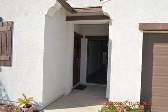 917 Somerset Way in Patterson, CA - Foto de edificio - Building Photo
