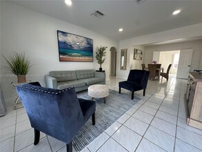 2446 Johnson St in Hollywood, FL - Foto de edificio - Building Photo