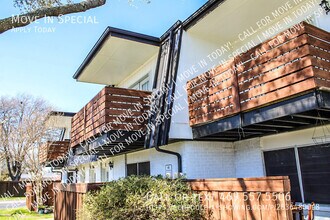 1023 W Pioneer Pkwy-Unit --- in Arlington, TX - Building Photo - Building Photo