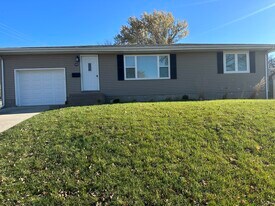 1694 Earl Dr in Dubuque, IA - Building Photo