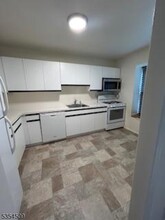 181 Long Hill Rd in Little Falls, NJ - Foto de edificio - Building Photo