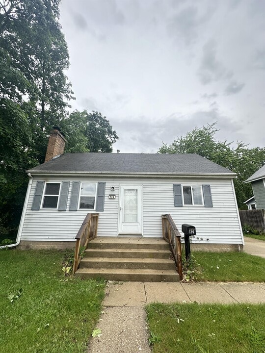 124 Miller St in South Beloit, IL - Building Photo