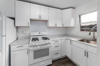 Ivy Lane Apartments in Bergenfield, NJ - Foto de edificio - Building Photo