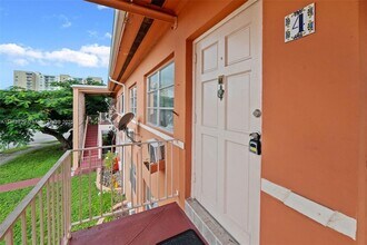 3571 SW 10th St, Unit 10B in Miami, FL - Building Photo - Building Photo