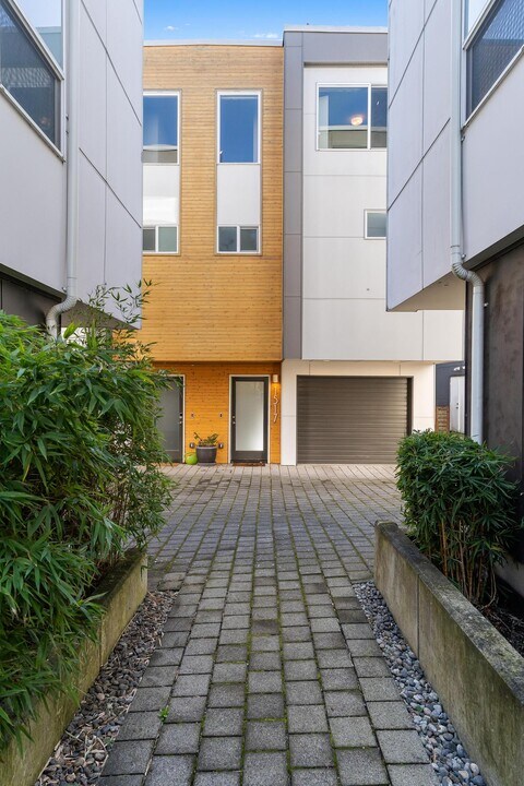 1517 NW 64th St in Seattle, WA - Building Photo