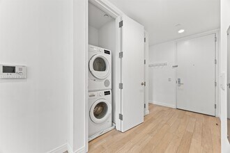 160 1st St in Jersey City, NJ - Foto de edificio - Building Photo