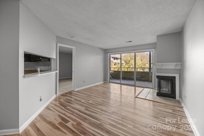 2505 Stockbridge Dr in Charlotte, NC - Foto de edificio - Building Photo